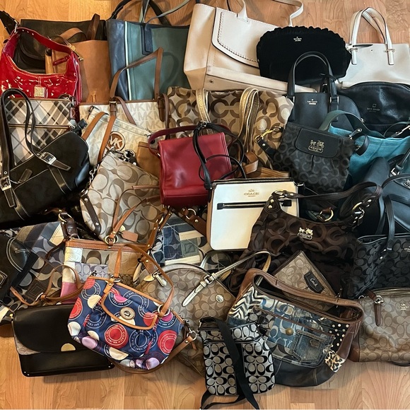 Handbags - Live show tonight! Like to get notified!